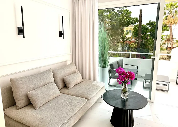 Sun Island Апартаменти Адехе